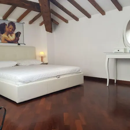 In Piazzetta Apartment *